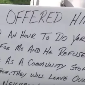 Man rejected by panhandler after offering honest work – so he makes brilliant sign of his own