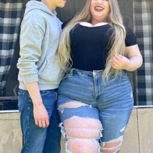 Man Criticized for Dating a 252-Pound Woman, Responds Perfectly to Silence Critics.