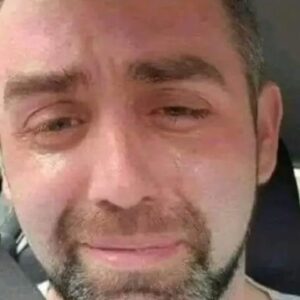 This is the final photograph of Phillip Herron 34, crying in his car, literally minutes before taking his own life. He was a single Dad with three kids, struggling with crushing debt of over ,000 and was desperately waiting for a Payday loan he’d applied for. But it was paid in arrears, with a 5 week wait time. That wait drove him even deeper into debt, and when he died he had .61 in his bank account and clearly couldn’t see any other way out. Check TOP comment for more: ⬇️⬇️