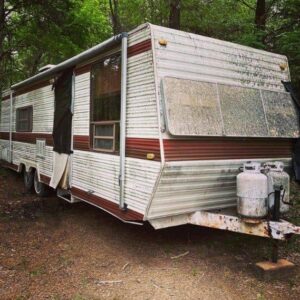 Homeless lady given free “ugly” abandoned trailer, but wait till you see what she made of it