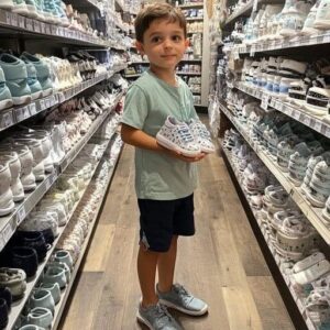 BOY SPENDS ALL HIS SAVINGS ON BOOTS FOR POOR CLASSMATE—SAME DAY, A TRUCK WITH A REWARD STOPS AT HIS HOUSE It had been seven months since David started saving money to buy the pair of sneakers he had always wanted. His mom couldn’t afford to buy him these shoes, as she worked hard to provide for him and his two sisters. One day, his piggy bank was finally full, and he had enough to bring his dream shoes home. On the bus ride home from school, he couldn’t stop talking about it with his friend Guillermo. That’s when the bus suddenly jolted over a pothole, and one of Guillermo’s shoes slipped off onto the bus floor. David was taken aback at the sight of the worn-out, blackened shoe. The soles were full of holes, the canvas was coming apart, and there wasn’t even a sign of a lace. That same day, David took Guillermo with him to the store. But instead of buying shoes for himself, he picked out a pair for Guillermo. It felt like the right decision, even though it meant giving up the shoes he had dreamed of—shoes that would have helped him play soccer better. Later, David returned home, filled with happiness, knowing his friend’s feet wouldn’t freeze in those old, tattered shoes. Suddenly, his mom called out to him, “David! There’s someone at the door for you! He arrived with an entire truck, actually.”😳👇