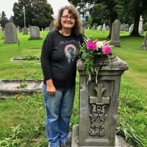 Old Woman Brought Son’s Favorite Pastry to His Grave & Found Note Saying ‘Thank Old Woman Brought Son’s Favorite Pastry to His Grave & Found Note Saying ‘Thank